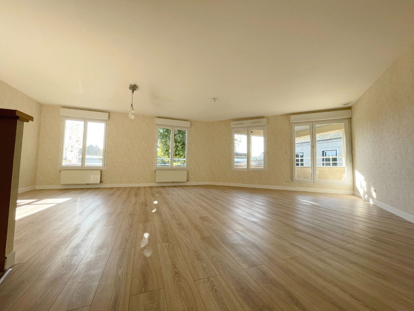 Photo BROU CENTRE VILLE - APPARTEMENT 5 CHAMBRES  AVEC BOX PRIVÉ ET PARKING image 2/6