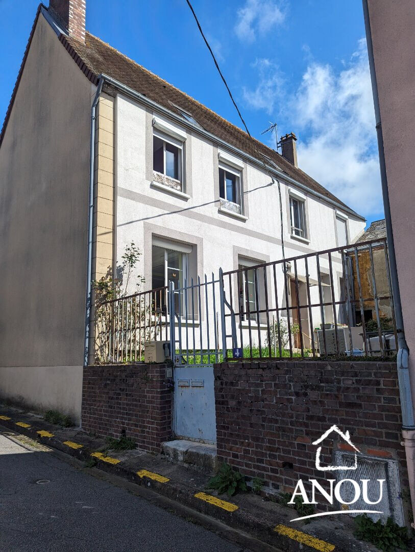 ENSEMBLE IMMOBILIER AVEC BOUTIQUE EN CENTRE-VILLE