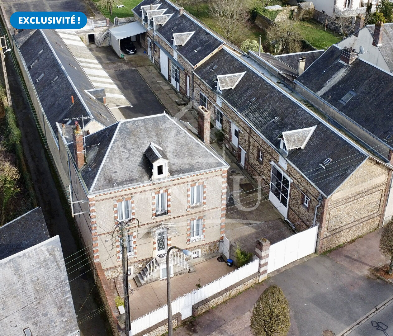 ENSEMBLE IMMOBILIER DE 780 M²  DE BATIMENTS EN CENTRE-VILLE !