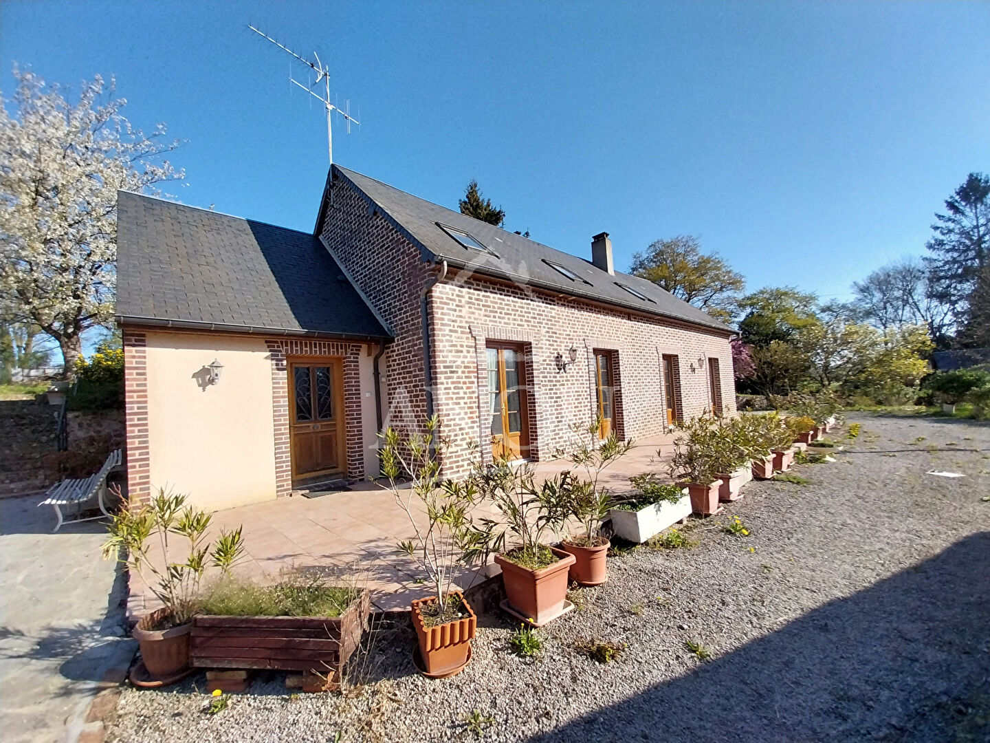 PROCHE COUËTRON AU PERCHE - ENSEMBLE IMMOBILIER - DEPENDANCES - TERRAIN CLOS