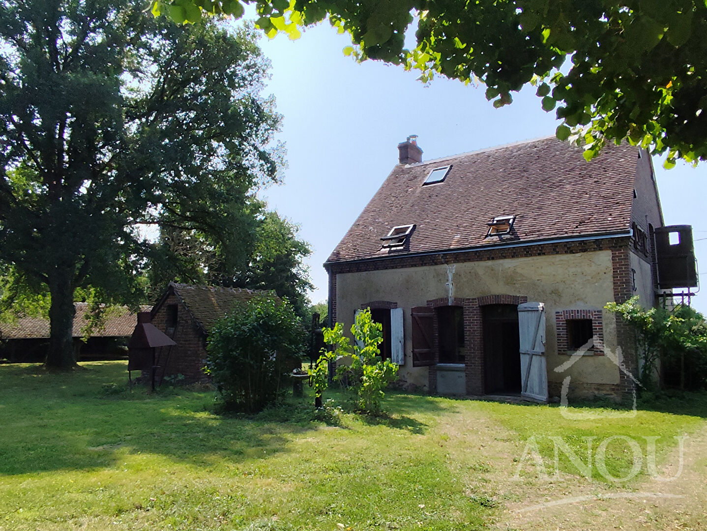 MAISON AVEC DÉPENDANCES - 9000 M2 DE TERRAIN !