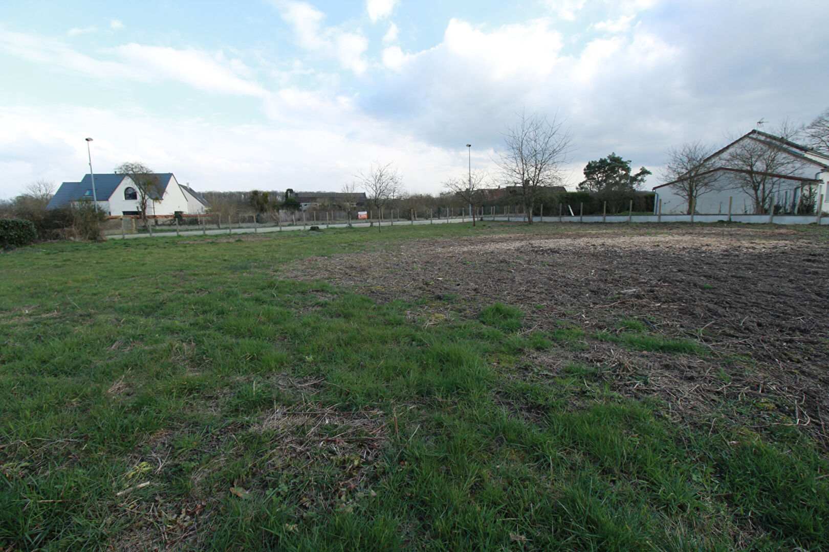Terrain constructible proche Fontaine la guyon de 670 m²