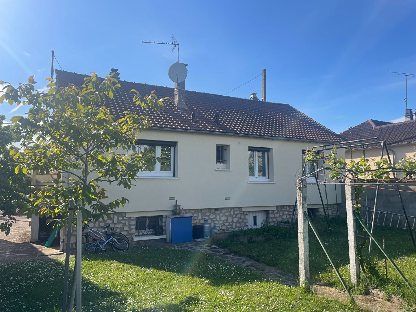 PROCHE COMMERCES ET N12 !