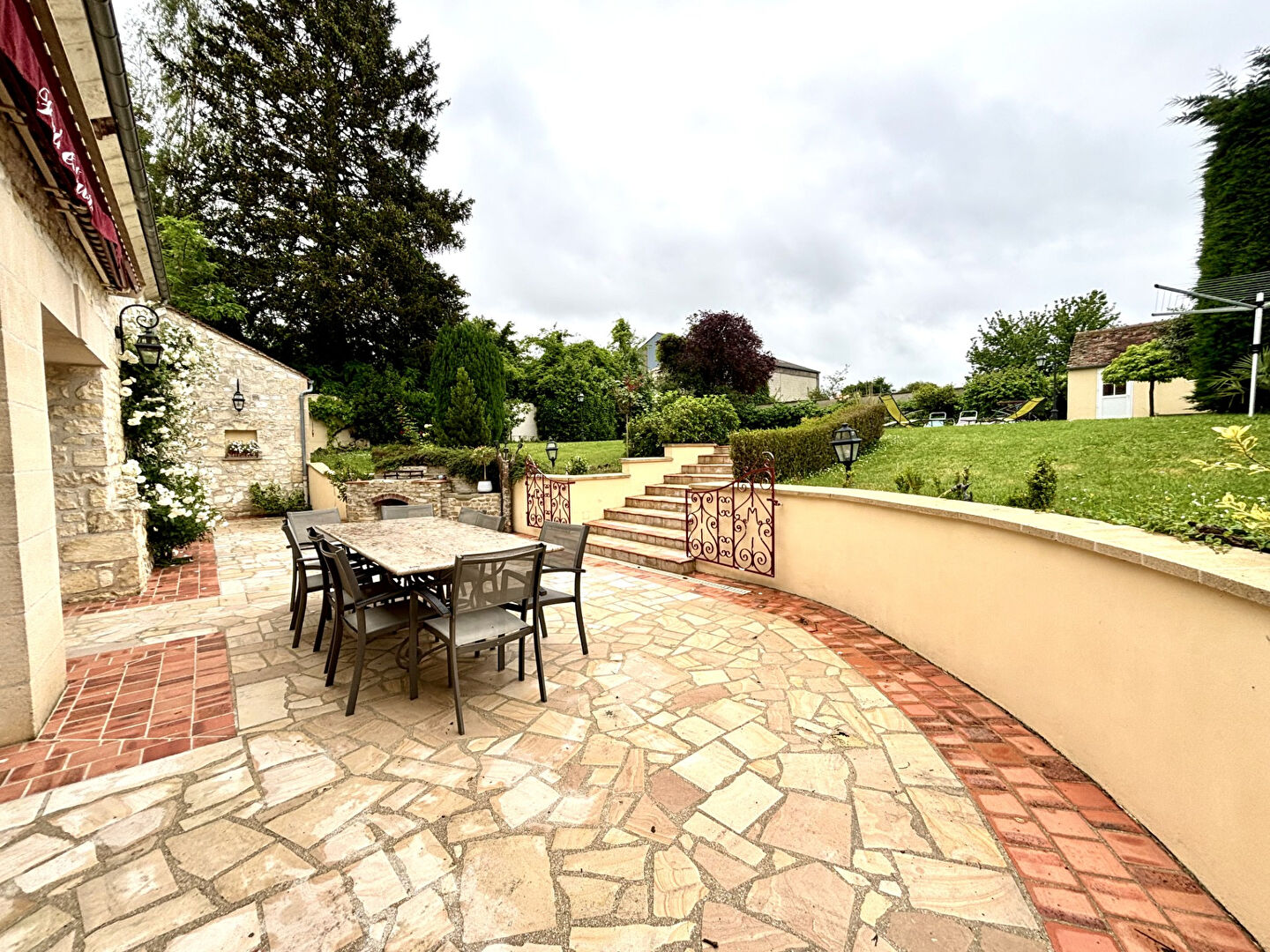 Photo Maison Remy 8 pièce(s) 383 m2 image 3/6