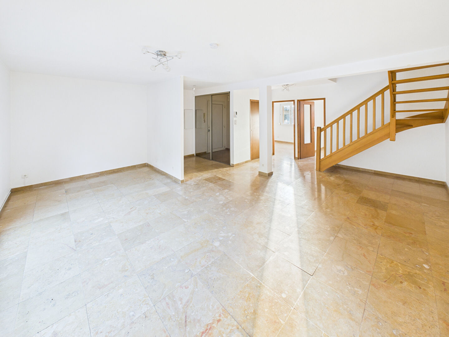 Appartement  5 pièces, cuisine, garage, jardin