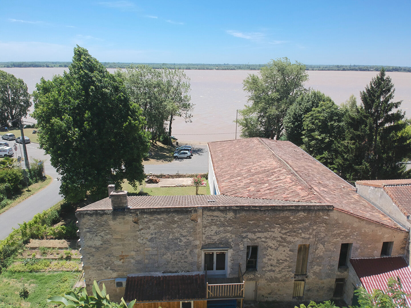 A VENDRE MAISON EN PIERRE AVEC DEPENDANCE VUE IMPRENABLE SUR LA