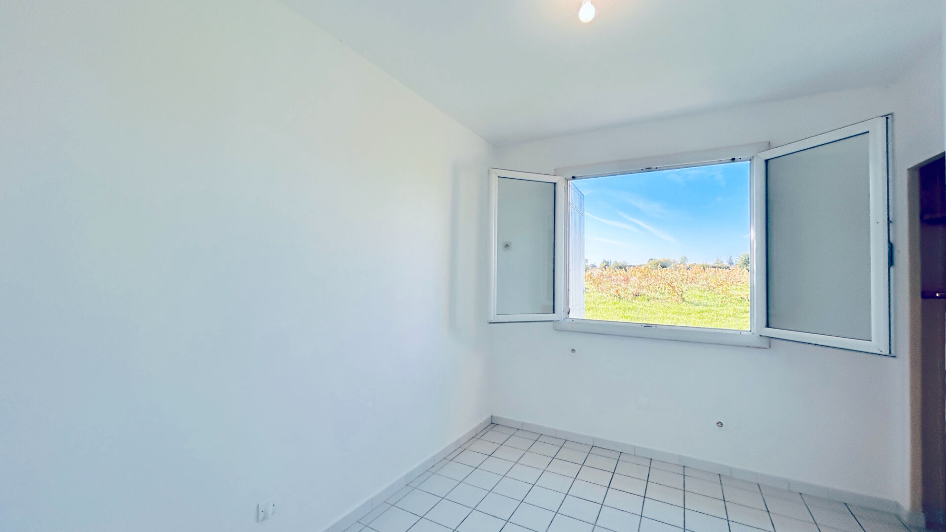Photo A LOUER MAISON 33 M2 DE PLAIN PIED AVEC JARDIN - PUGNAC image 3/6