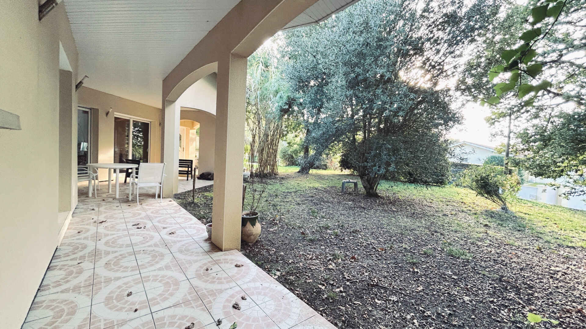 Photo A VENDRE MAISON DE PLAIN PIED SUR 249 M2 HABITABLES AVEC PARC ET PISCINE - SECTEUR PLASSAC image 2/6