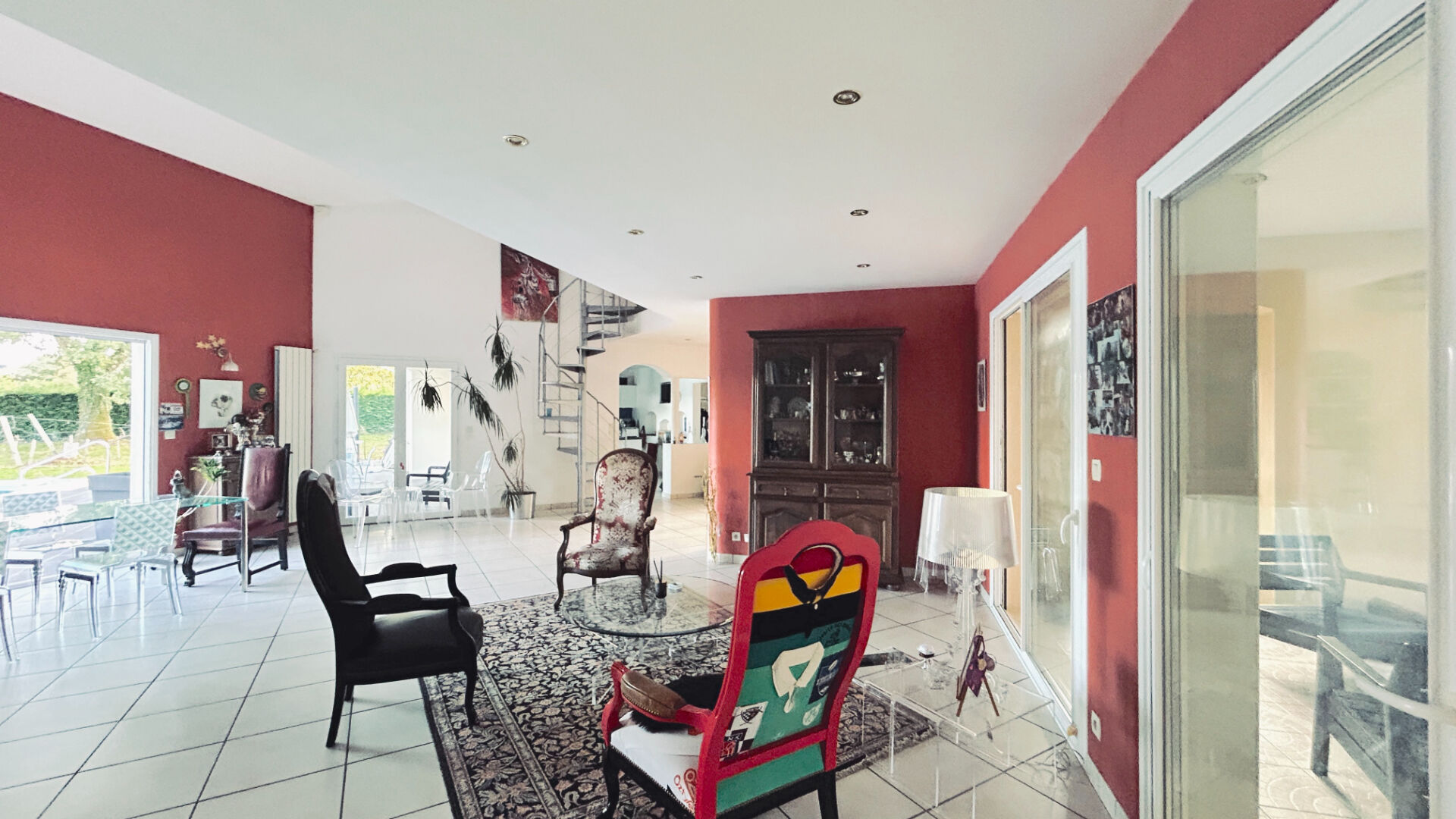 Photo A VENDRE MAISON DE PLAIN PIED SUR 249 M2 HABITABLES AVEC PARC ET PISCINE - SECTEUR PLASSAC image 3/6