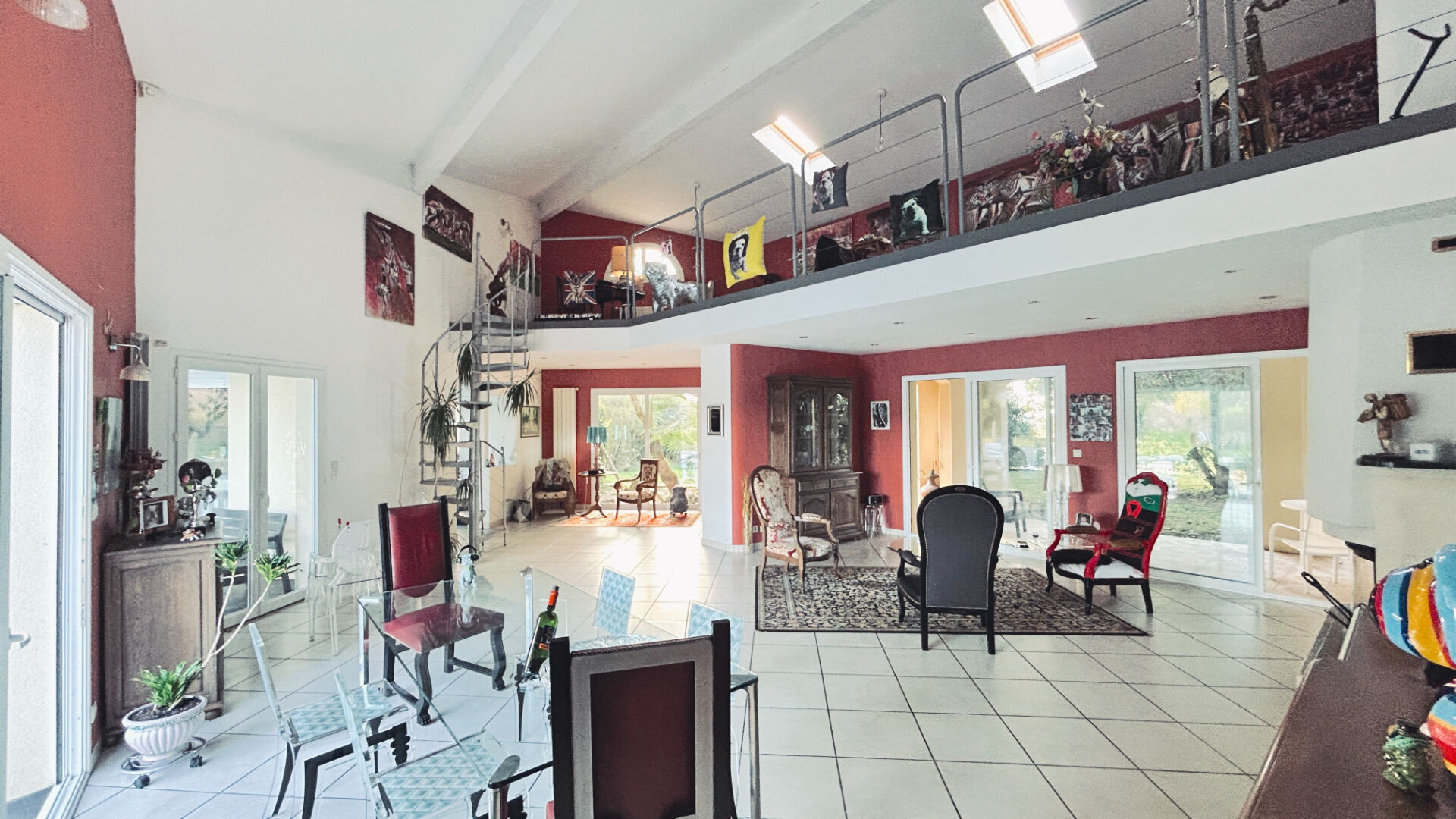 Photo A VENDRE MAISON DE PLAIN PIED SUR 249 M2 HABITABLES AVEC PARC ET PISCINE - SECTEUR PLASSAC image 4/6