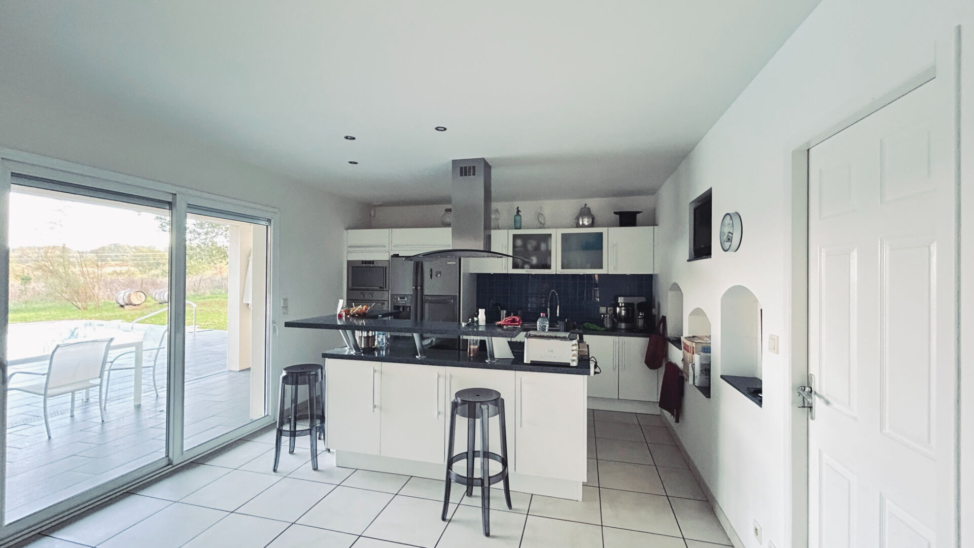 Photo A VENDRE MAISON DE PLAIN PIED SUR 249 M2 HABITABLES AVEC PARC ET PISCINE - SECTEUR PLASSAC image 5/6