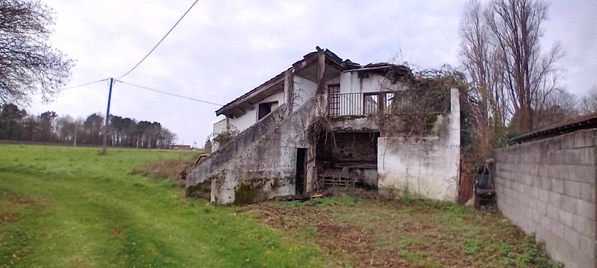 A VENDRE MAISON A RENOVER TOTALEMENT SUR TERRAIN DE PLUS DE 6 000,00 M2 -  SECTEUR PUGNAC