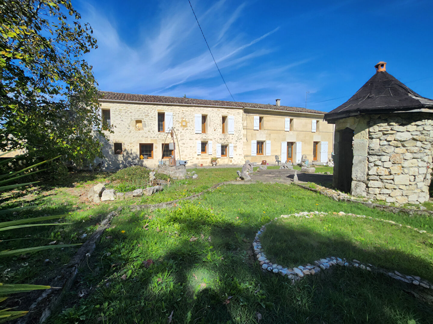 Photo OPPORTUNITÉ - VIAGER, maison en pierre de 196 m2 et dépendances sur jardin image 1/6