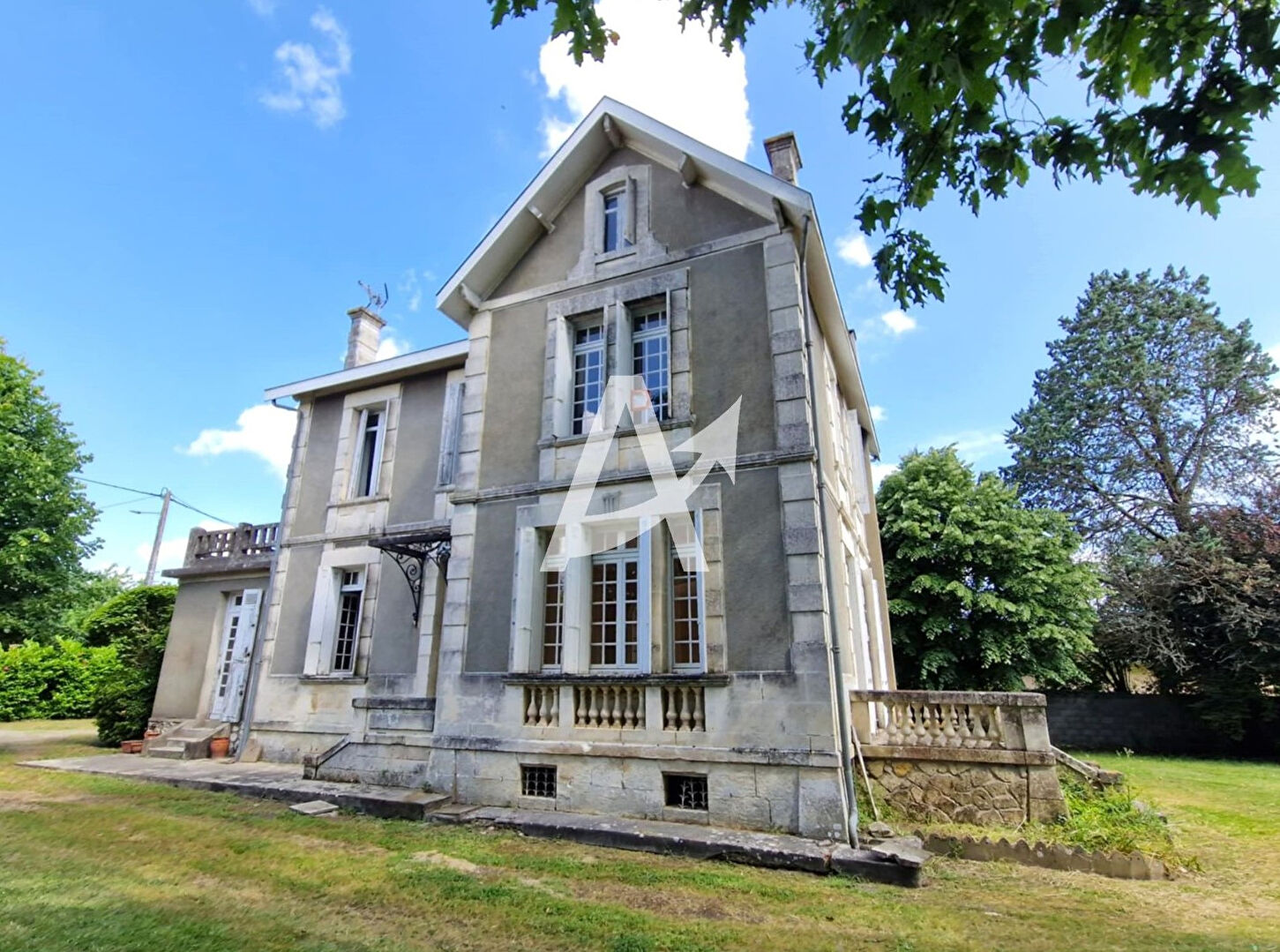 Photo BOURGEOISE DE CARACTÈRE DEDANS ET DEHORS image 2/6