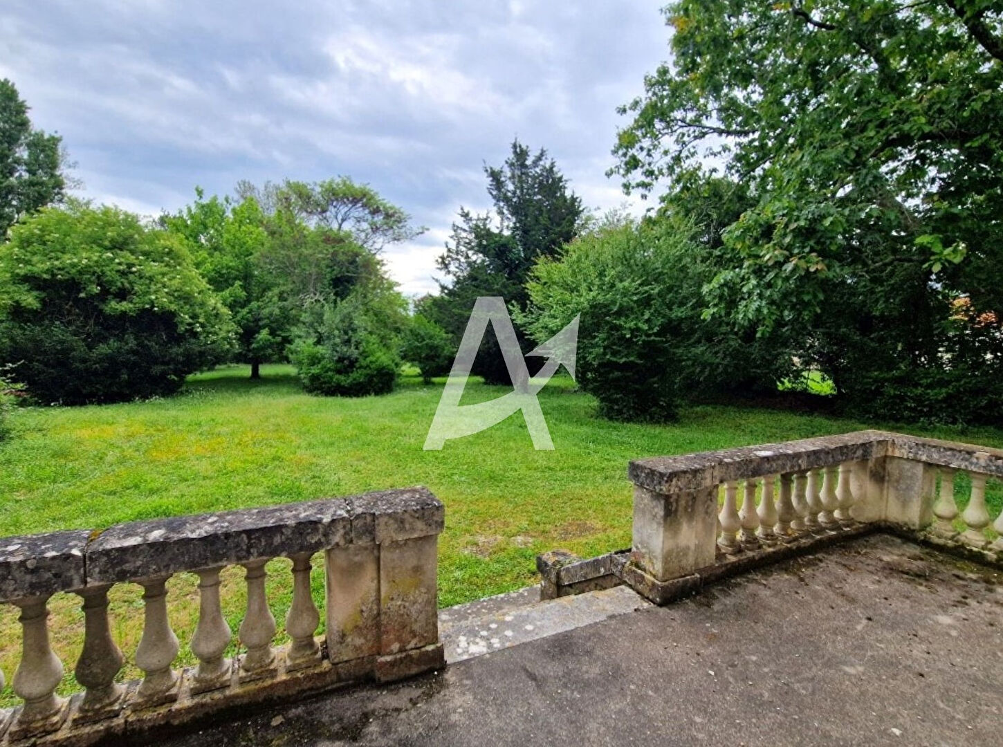 Photo BOURGEOISE DE CARACTÈRE DEDANS ET DEHORS image 3/6