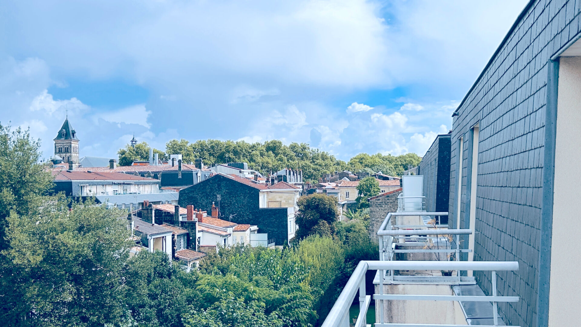 A LOUER APPARTEMENT 4 PIECES AVEC BALCON - SECTEUR BORDEAUX ST SEURIN / MERIADECK