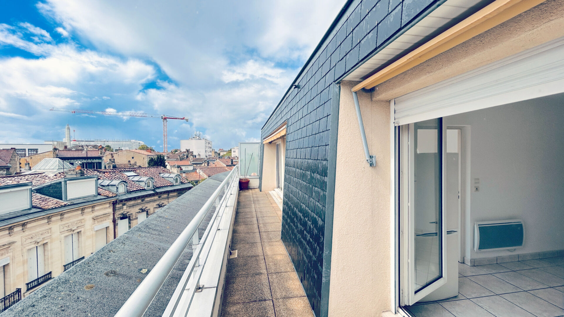 Photo A LOUER APPARTEMENT 4 PIECES AVEC BALCON - SECTEUR BORDEAUX ST SEURIN / MERIADECK image 1/6