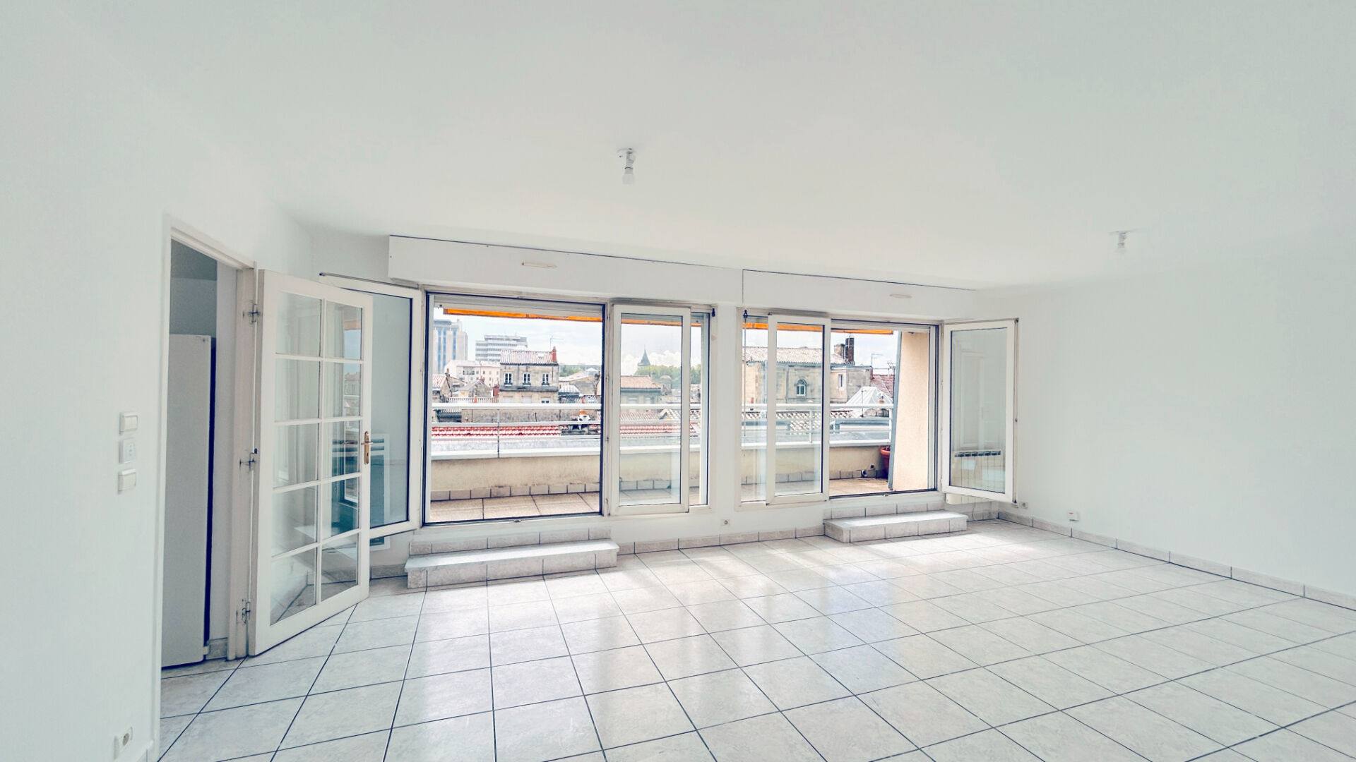 Photo A LOUER APPARTEMENT 4 PIECES AVEC BALCON - SECTEUR BORDEAUX ST SEURIN / MERIADECK image 2/6