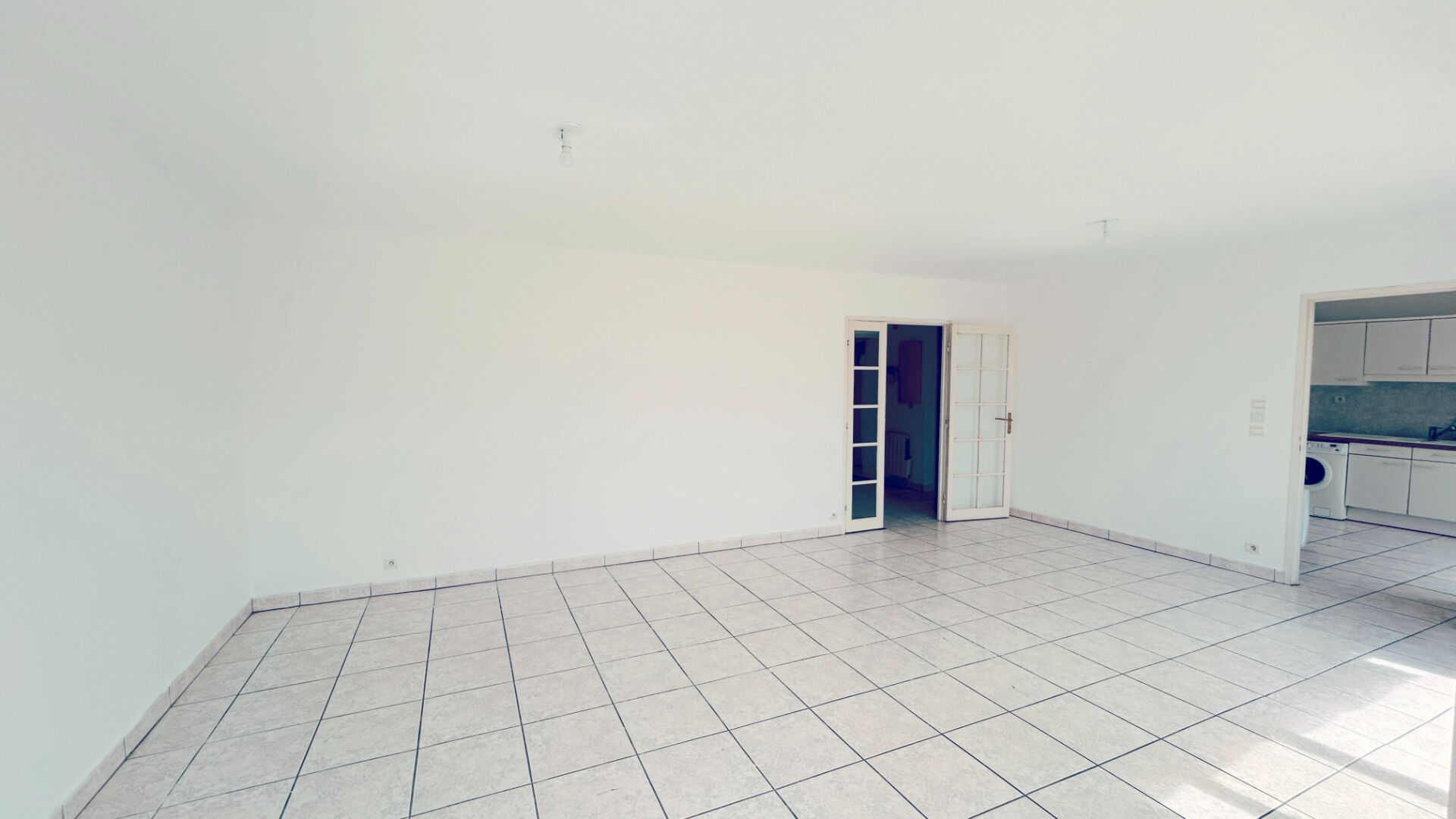 Photo A LOUER APPARTEMENT 4 PIECES AVEC BALCON - SECTEUR BORDEAUX ST SEURIN / MERIADECK image 3/6