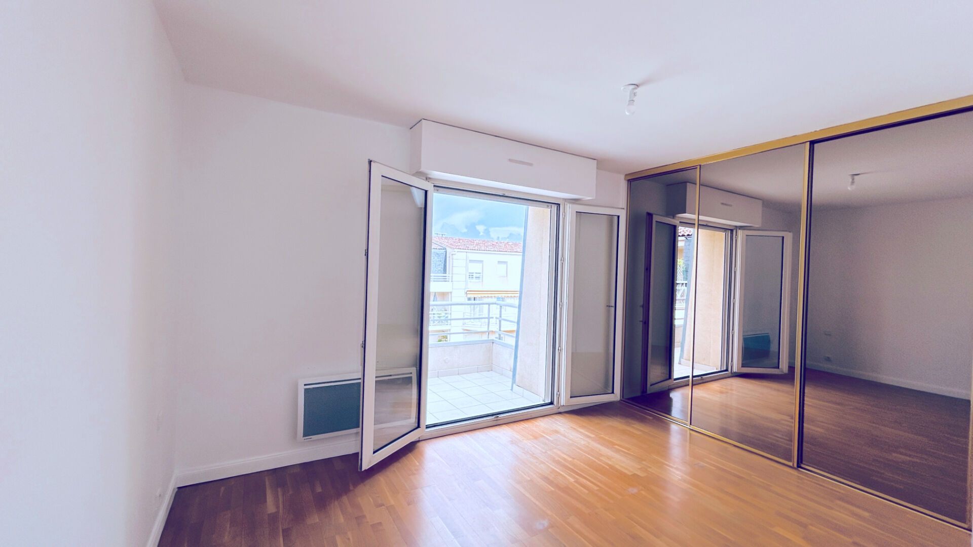 Photo A LOUER APPARTEMENT 4 PIECES AVEC BALCON - SECTEUR BORDEAUX ST SEURIN / MERIADECK image 5/6