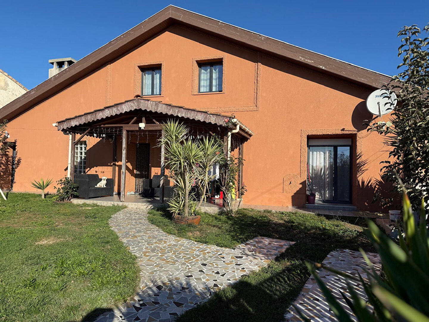 MAISON DE 219 m2 AVEC JARDIN - 5 chambres et 1 bureau