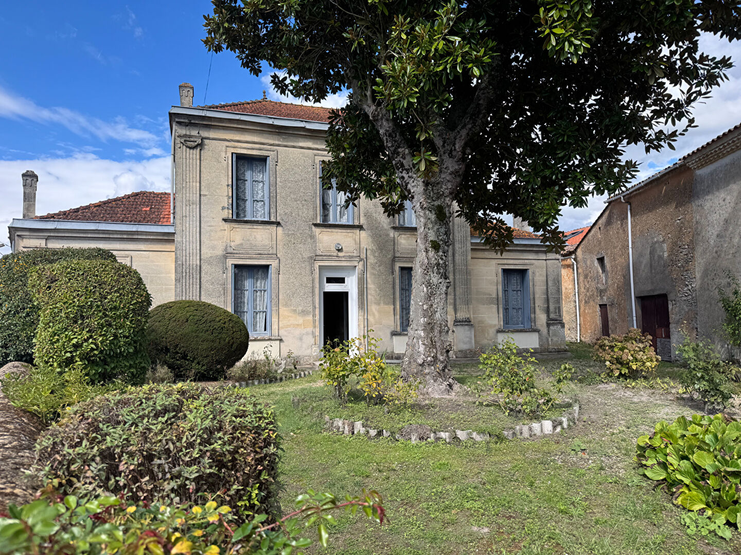 EXCLUSIVITÉ - PROPRIÉTÉ DE CARACTÈRE - MAISON DE MAÎTRE EN PIERRE