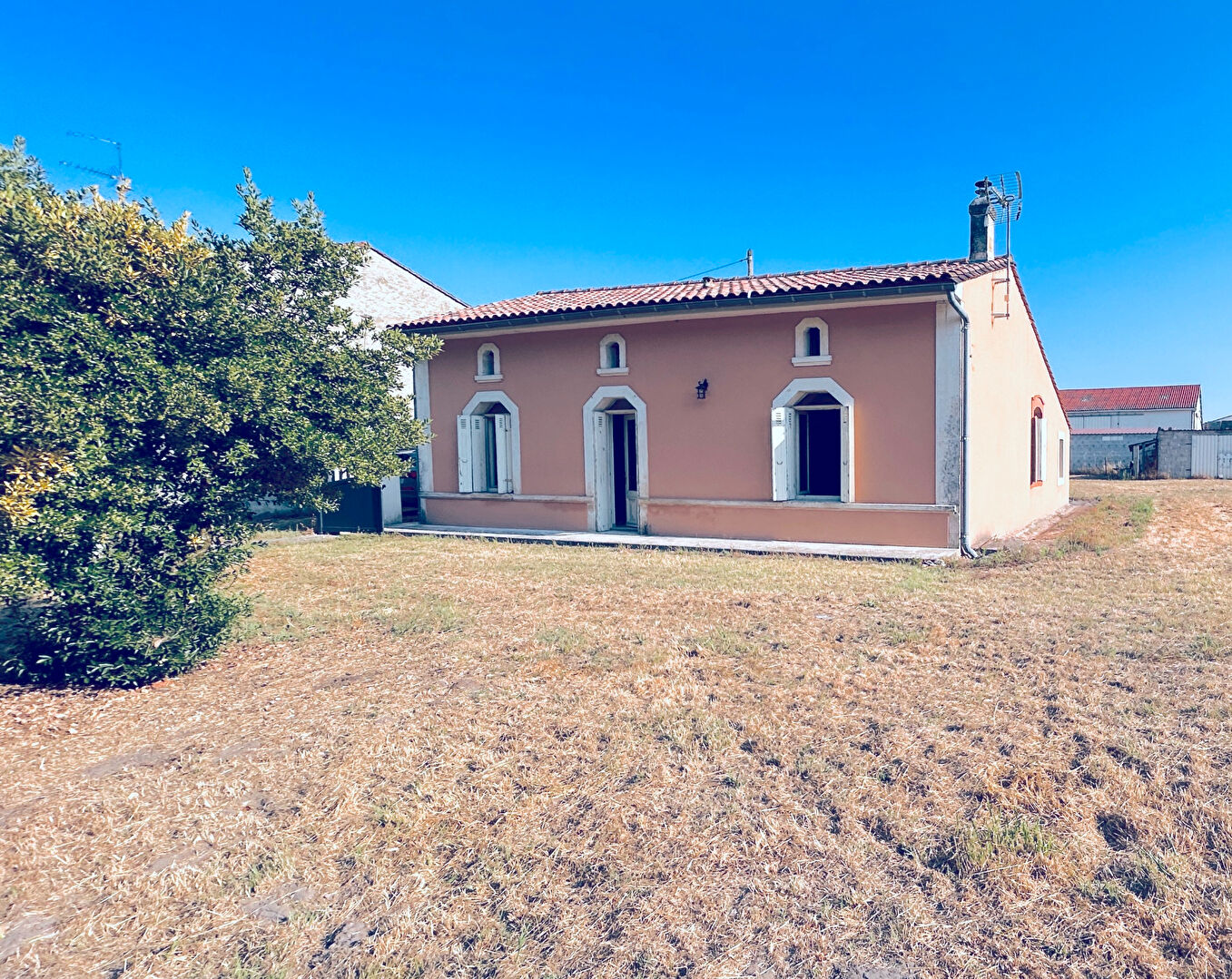 A LOUER MAISON AVEC 3 CHAMBRES ET JARDIN - SECTEUR ETAULIERS - BRAUD ET SAINT LOUIS