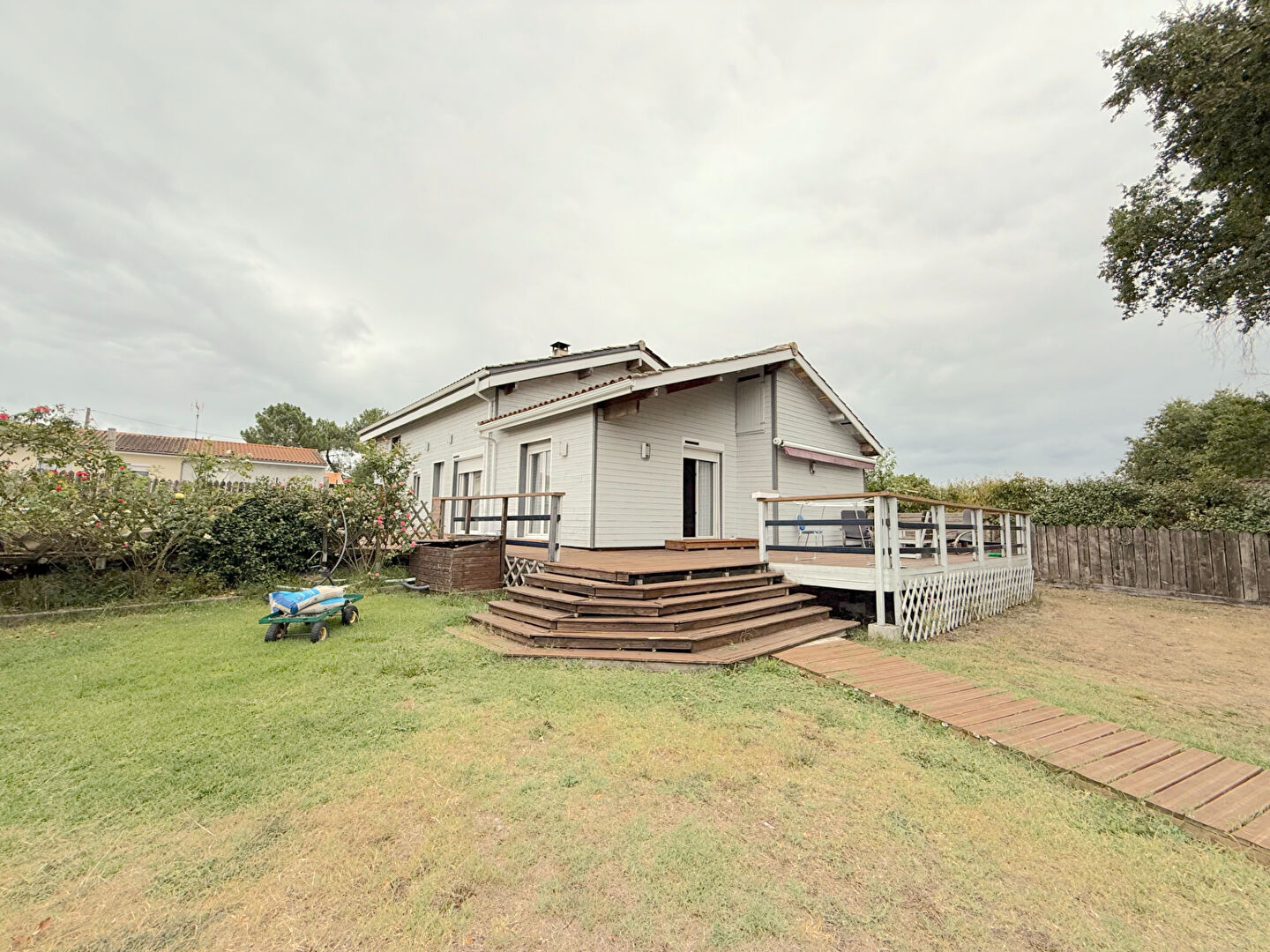 A LOUER MAISON EN BOIS AVEC PISCINE ET JARDIN CLOS - SECTEUR SAINT SAVIN