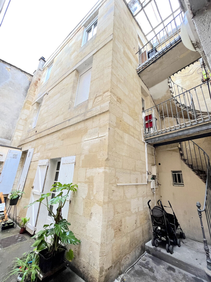 A VENDRE IMMEUBLE DE 3 APPARTEMENTS - SECTEUR BORDEAUX CAPUCINS / NANSOUTY
