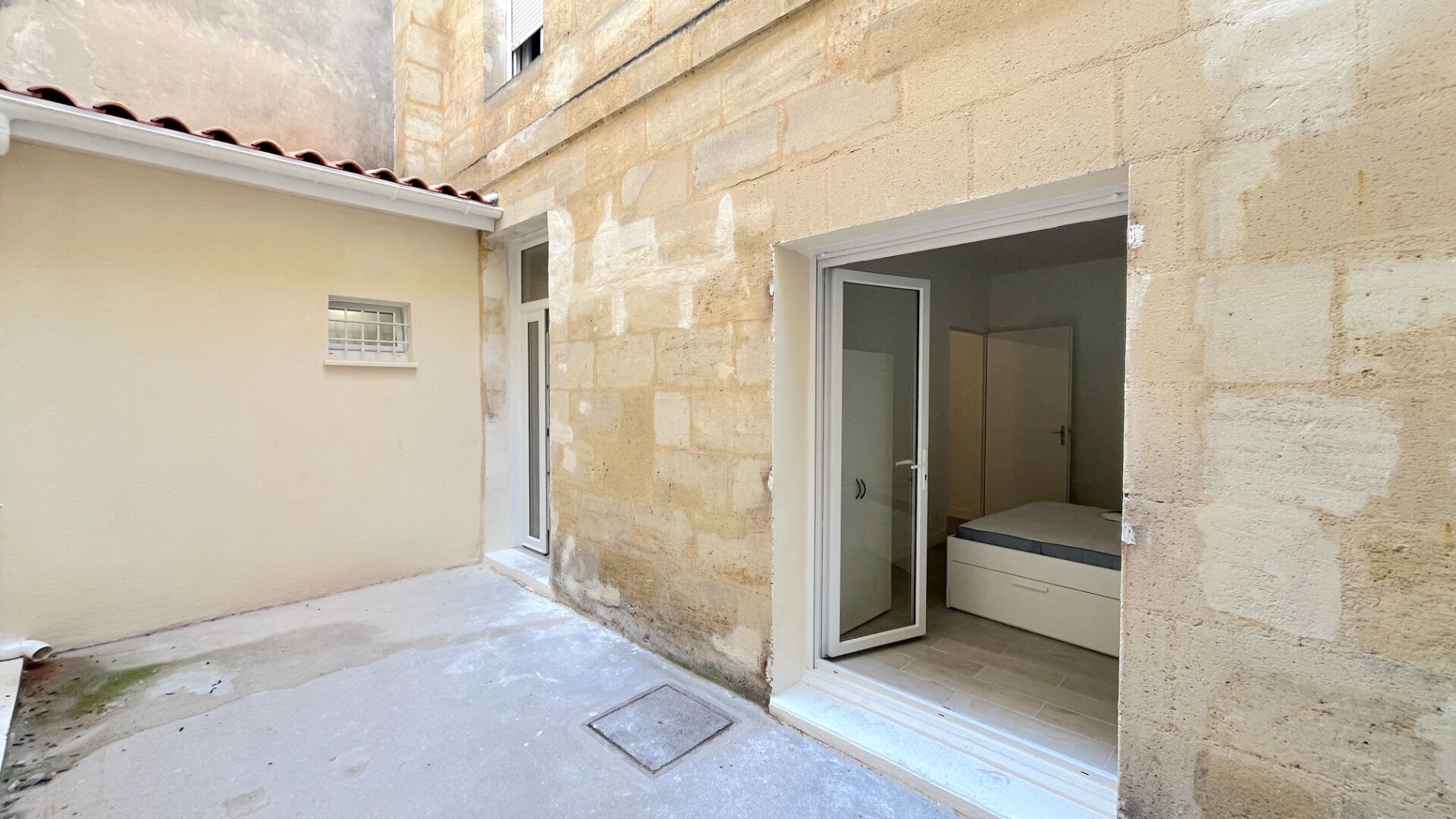 Photo A VENDRE IMMEUBLE DE 3 APPARTEMENTS - SECTEUR BORDEAUX CAPUCINS / NANSOUTY image 2/6