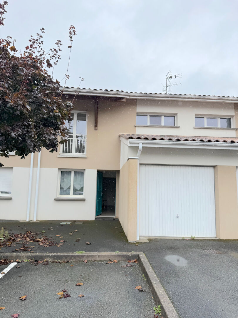 A LOUER MAISON DE TYPE 4 AVEC JARDIN ET PISCINE  - SAINT ANDRE DE CUBZAC
