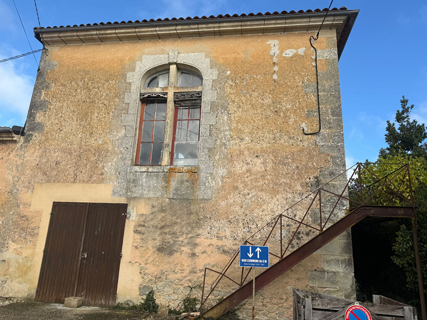 ENSEMBLE DE DEUX BÂTIMENTS EN PIERRE SUR GRAND TERRAIN DE PLUS DE 6610M2