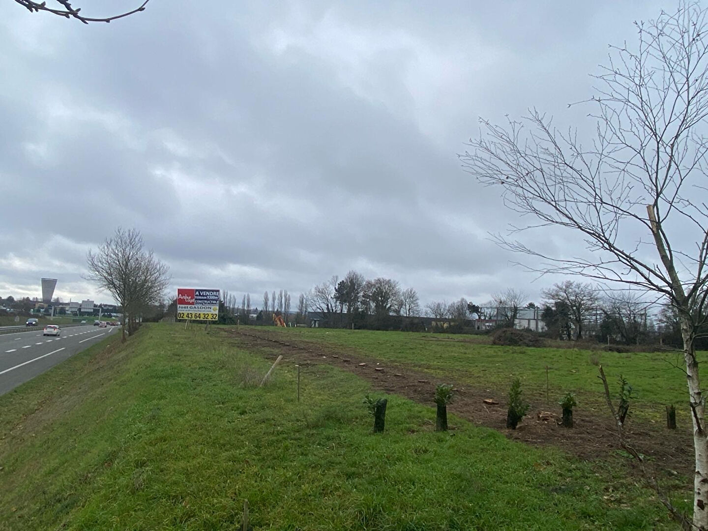À VENDRE - TERRAIN CONSTRUCTIBLE 9 000 m² - LAVAL