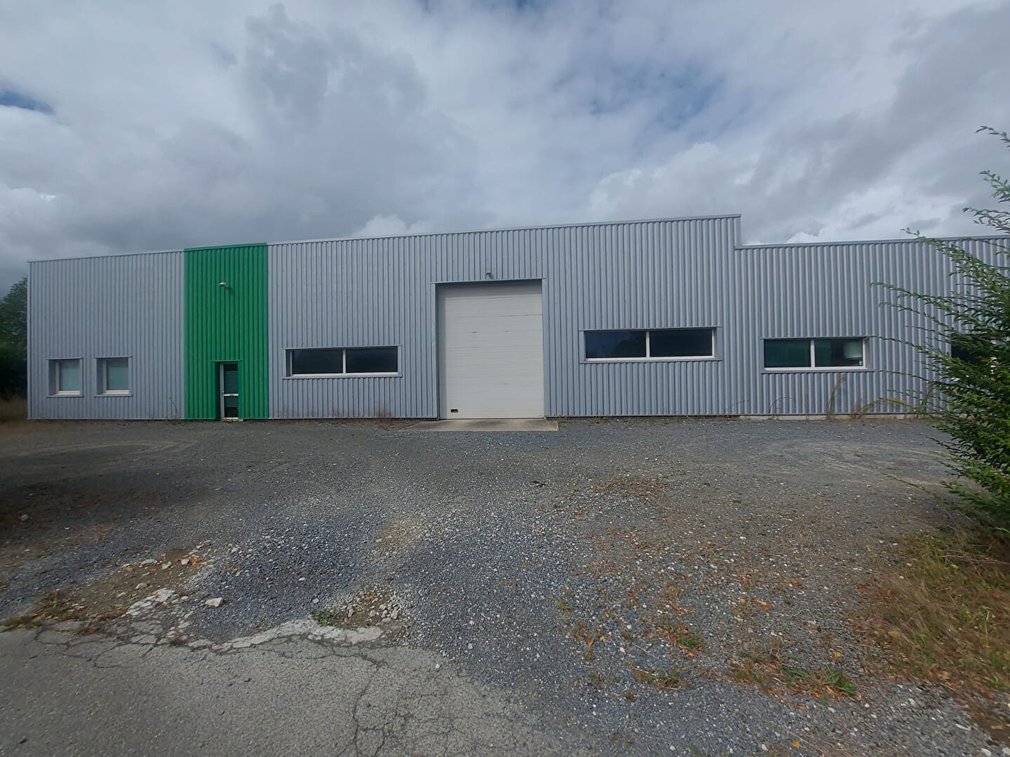 À LOUER - Local d'activités 853 m² - Laval Agglo À LOUER - Local d'activités 853 m² - Laval Agglo