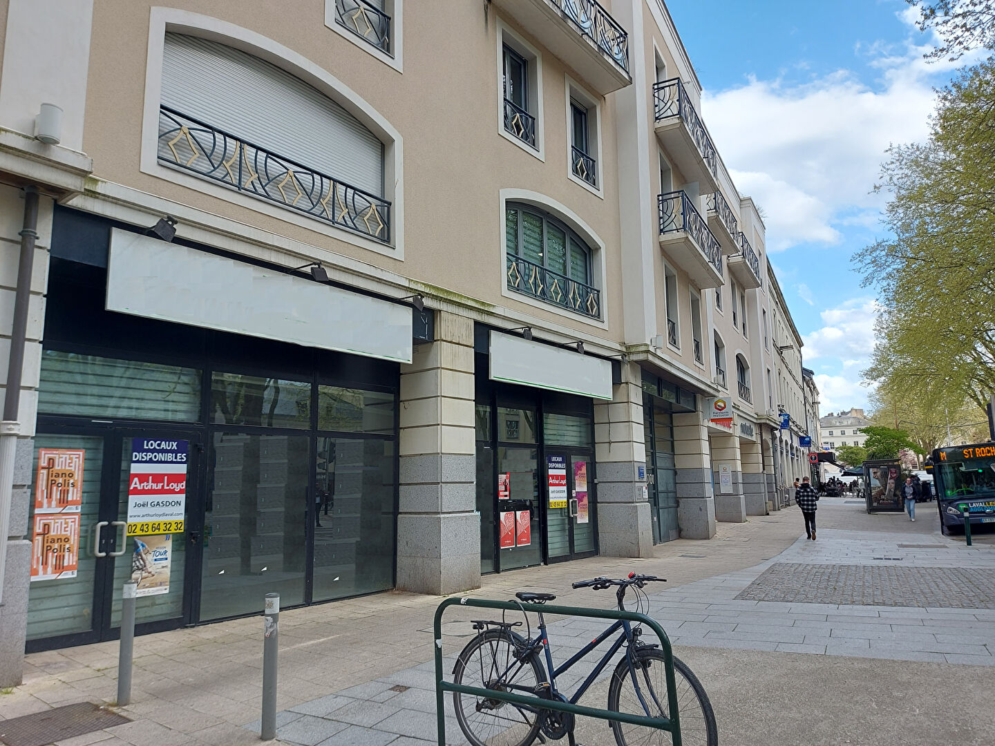 À LOUER - Local commercial 835 m² - Laval