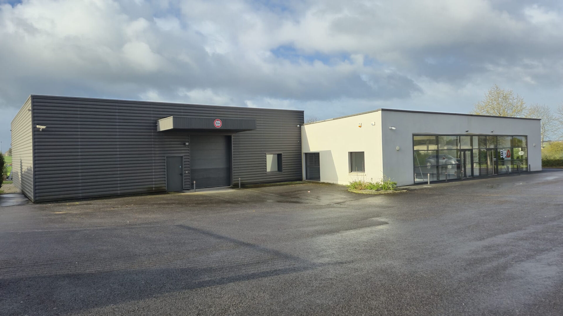 SPÉCIAL INVESTISSEUR - Local d'activités loué 520 m² - Laval Agglo