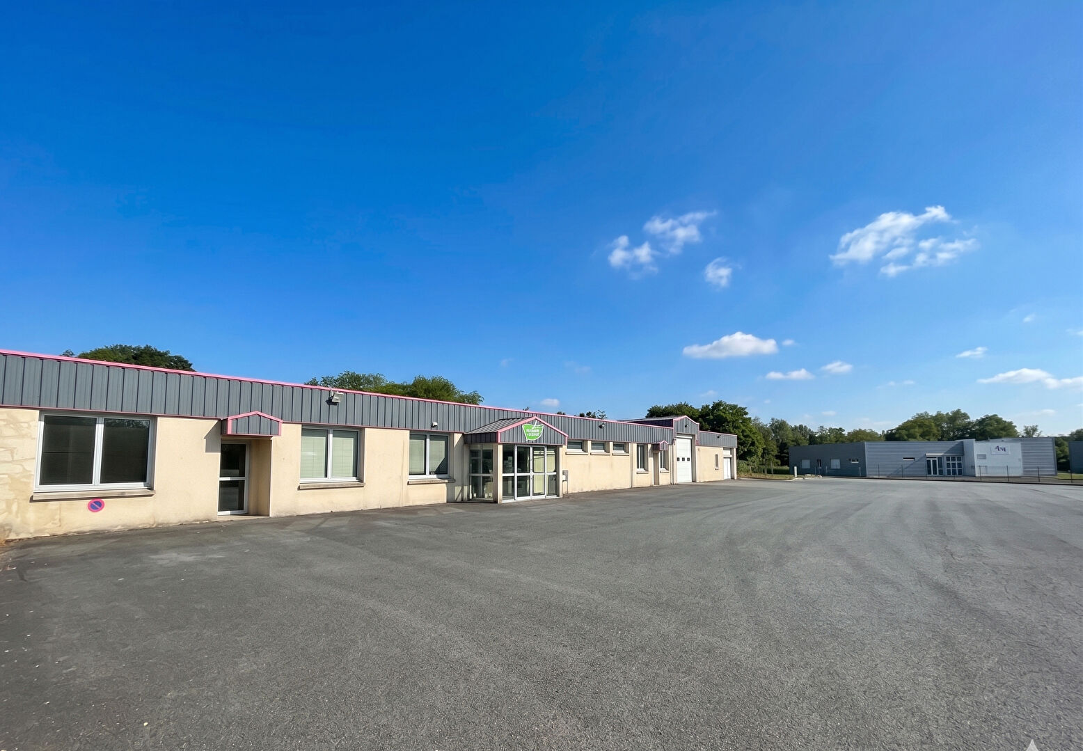 A LOUER - Entrepôt avec bureaux 1 700 m²