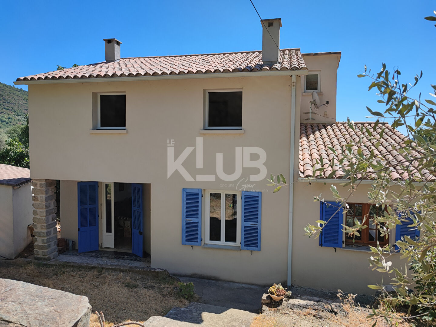 MAISON FAMILIALE  MEUBLEE AVEC DÉPENDANCE À VENACO