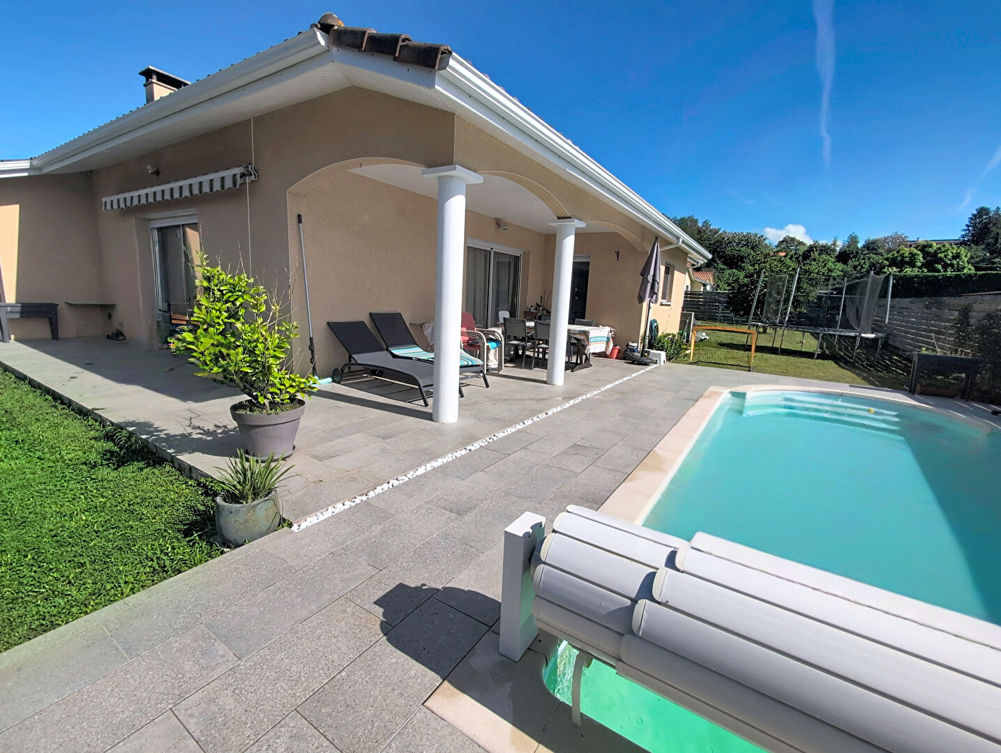 Maison T6  de 136 m² sur terrain de 1 000 m² avec piscine.