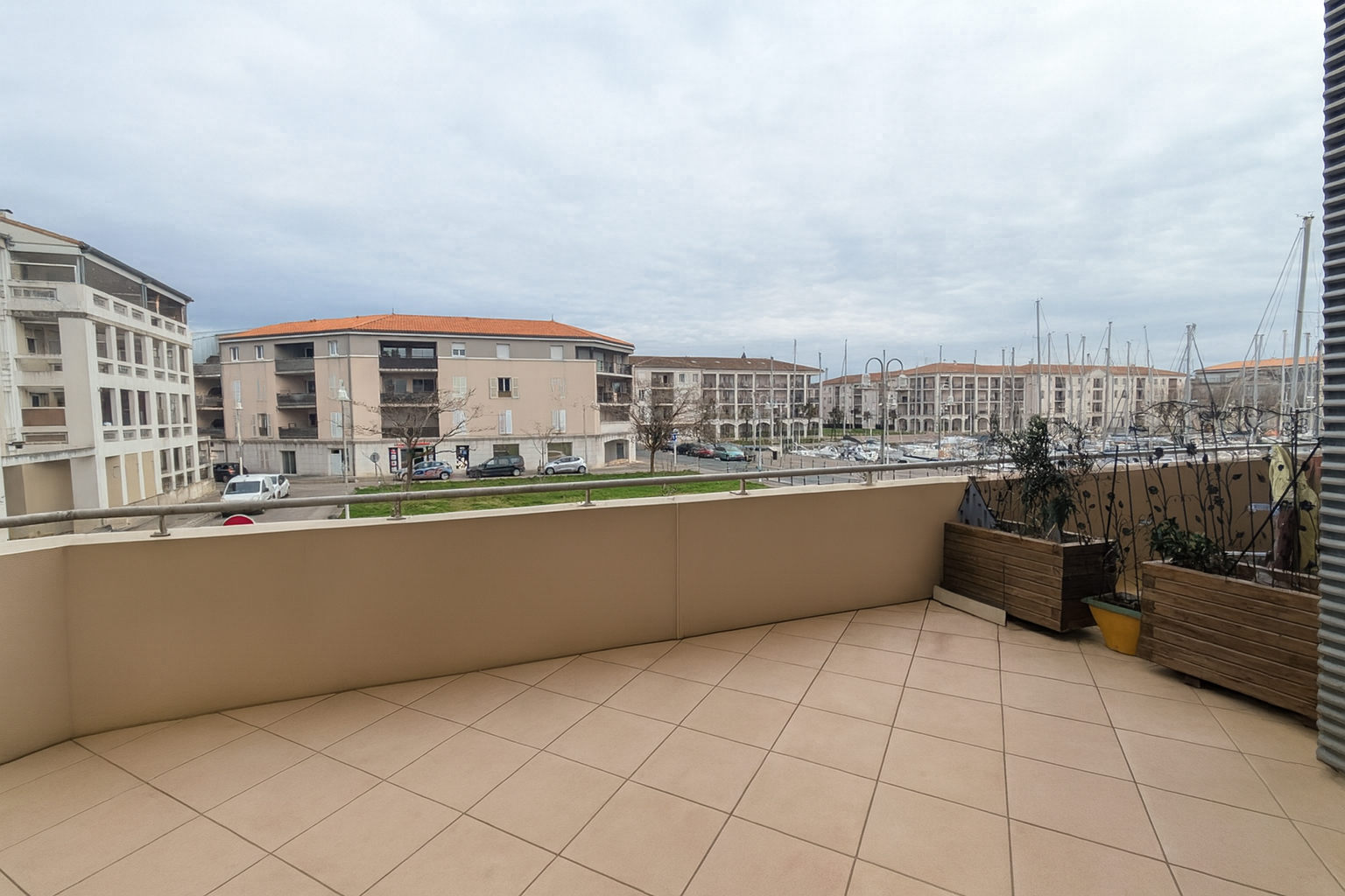 Photo F3 de 73 m2 avec grande terrasse et garage image 1/6