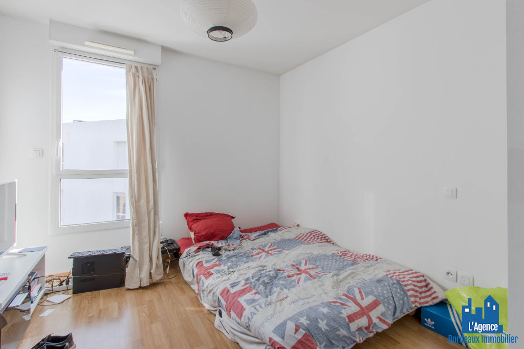 Photo DÉJÀ VENDU ! EXCLUSIVITÉ !!! BORDEAUX  BASTIDE - RIVE DROITE. APPARTEMENT T4 DE 96 M² AVEC TERRASSES 12 ET 9 M² + PLACES DE PARKING SOUS SOL. Michaël VIGIER 06.70.29.94.95. image 3/6