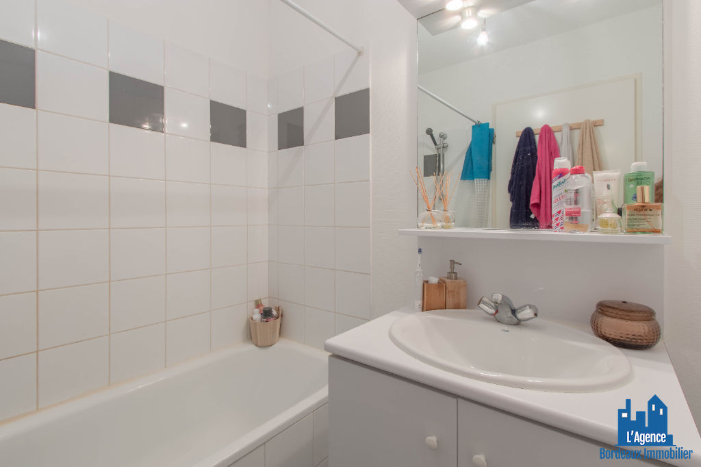 Photo VENDU PAR L'AGENCE. EXCLUSIVITÉ ! BEGLES - APPARTEMENT TYPE 2 DE 49 M² AVEC TERRASSE + PLACE DE PARKING. Benoît TREMENT 06.51.26.22.32. image 4/6