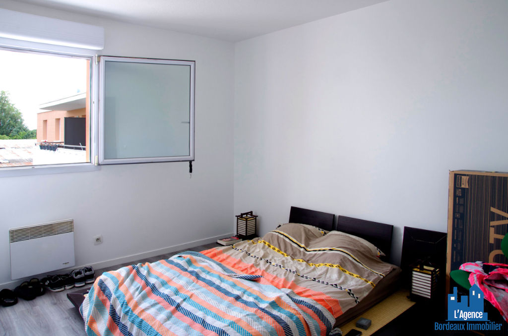 Photo VENDU PAR L'AGENCE ! EXCLUSIVITÉ !!! BEGLES - APPARTEMENT TYPE 2 DE 48 M² AVEC LOGGIA 11 M² + PLACE DE PARKING. Michaël VIGIER 06.70.29.94.95. image 3/6