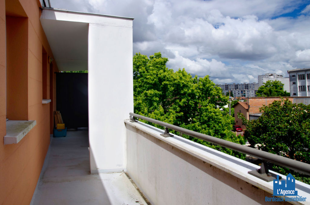 Photo VENDU PAR L'AGENCE ! EXCLUSIVITÉ !!! BEGLES - APPARTEMENT TYPE 2 DE 48 M² AVEC LOGGIA 11 M² + PLACE DE PARKING. Michaël VIGIER 06.70.29.94.95. image 4/6