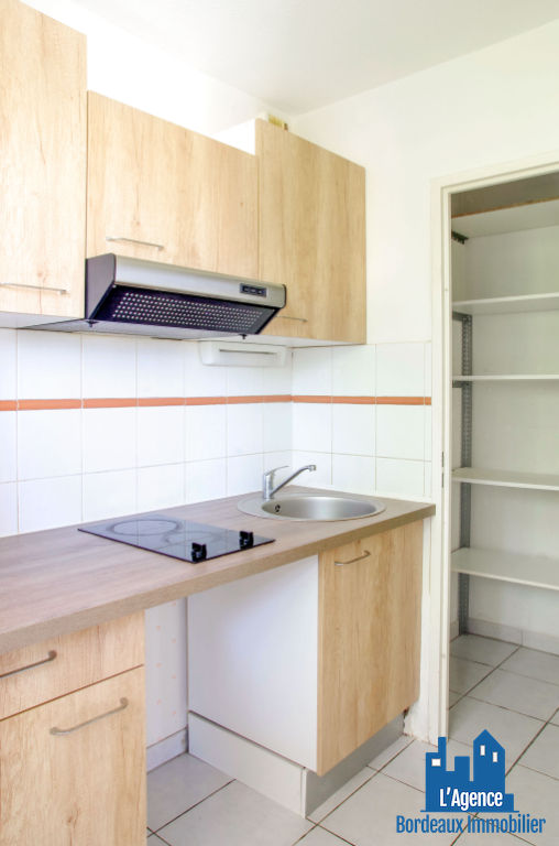Photo VENDU PAR L'AGENCE. EXCLUSIVITÉ !!! BEGLES - APPARTEMENT TYPE 2 BIS DE 56 M² AVEC LOGGIA 7 M² + PLACE DE PARKING. Michaël VIGIER 06.70.29.94.95. image 2/6