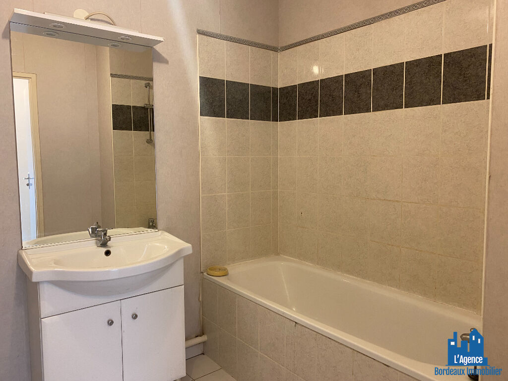 Photo VENDU PAR L'AGENCE. EXCLUSIVITÉ ! BRUGES - APPARTEMENT TYPE 2 DE 48 M² AVEC BALCON + PLACE DE PARKING SOUS-SOL. Benoît TREMENT Tel:06.51.26.22.32. image 4/6