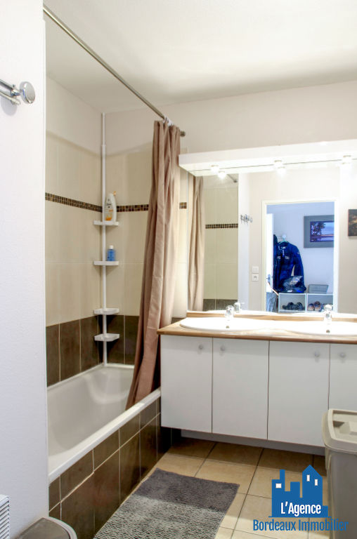 Photo VENDU PAR L'AGENCE. EXCLUSIVITÉ ! BEGLES - APPARTEMENT TYPE 3 DE 70 M² AVEC BALCON +  DEUX PLACES DE PARKING. Benoît TREMENT 06.51.26.22.32. image 4/6