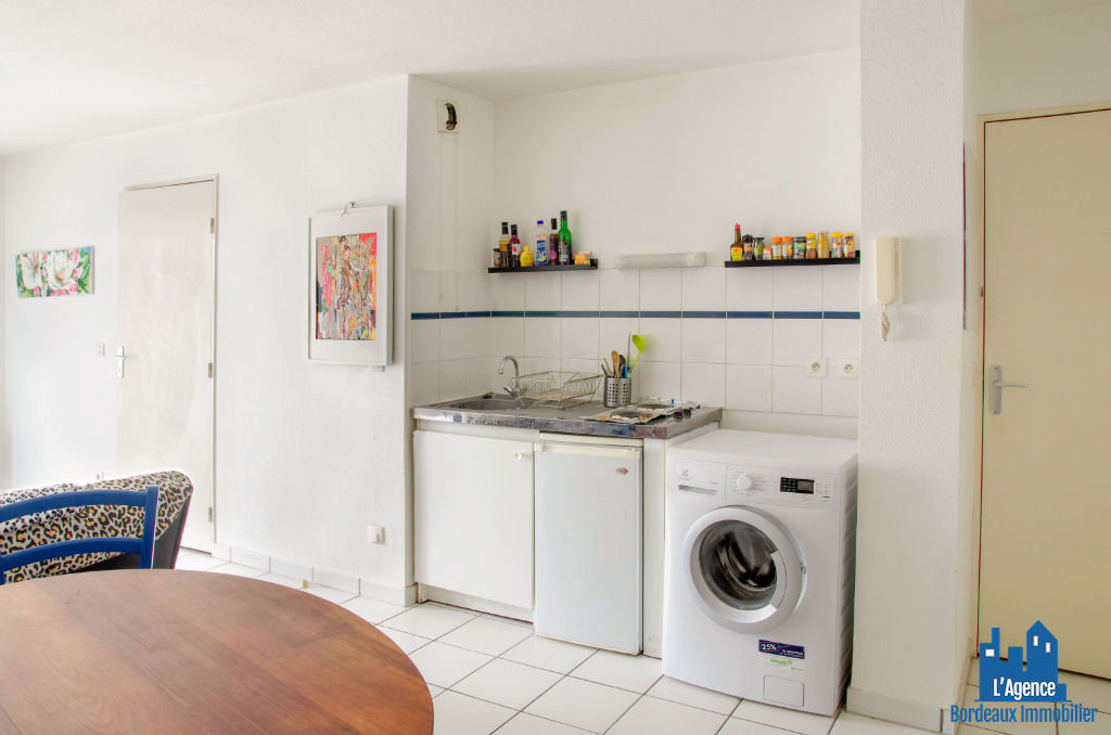 Photo VENDU PAR L'AGENCE. EXCLUSIVITÉ ! BORDEAUX - APPARTEMENT TYPE 2 DE 39 M² AVEC BALCON + PLACE DE PARKING. Benoît TREMENT 06.51.26.22.32. image 2/6