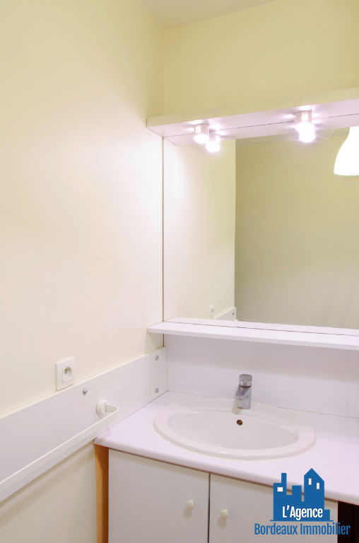 Photo VENDU PAR L'AGENCE. EXCLUSIVITÉ ! BORDEAUX - APPARTEMENT TYPE 2 DE 39 M² AVEC BALCON + PLACE DE PARKING. Benoît TREMENT 06.51.26.22.32. image 4/6