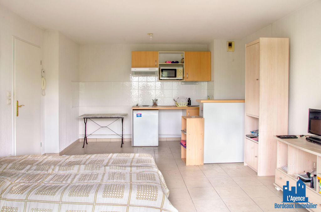 Photo VENDU PAR L'AGENCE. EXCLUSIVITÉ ! BORDEAUX - APPARTEMENT TYPE 2 DE 42 M² AVEC BALCON + PLACE DE PARKING. Benoît TREMENT 06.51.26.22.32. image 2/5